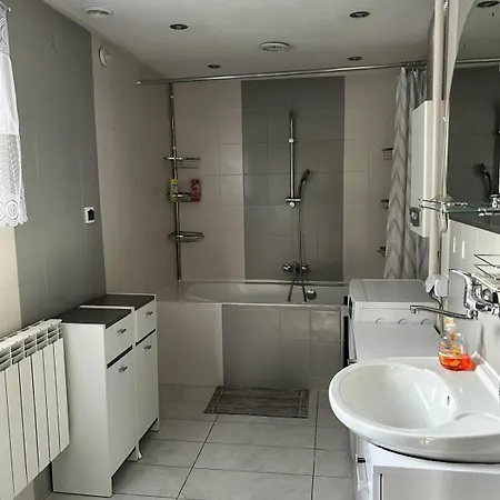 U Leona Apartment *